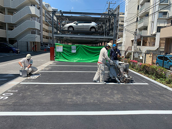 区画ライン引き・車止め設置